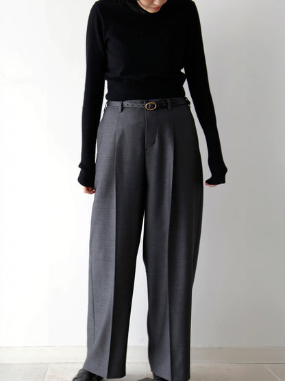 ニット：コルルール・トリコ、ベルト：サンチュール・クイール3（11月中旬ご紹介予定）（モデル身長166cm）