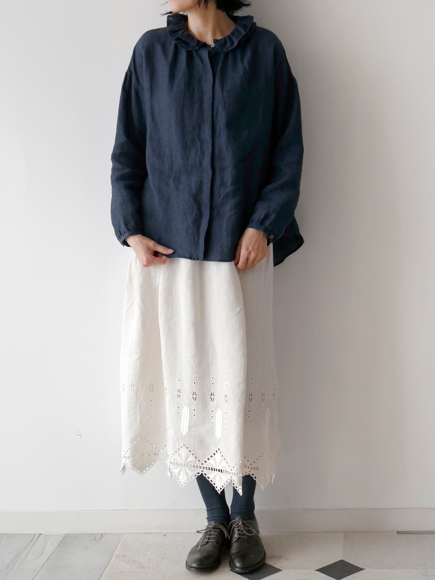 アンティークホワイト（モデル身長166cm）、ブラウス：レイチェル