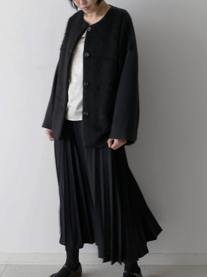 コート：パオラ、スカート：アンナリーナ（モデル身長166cm）