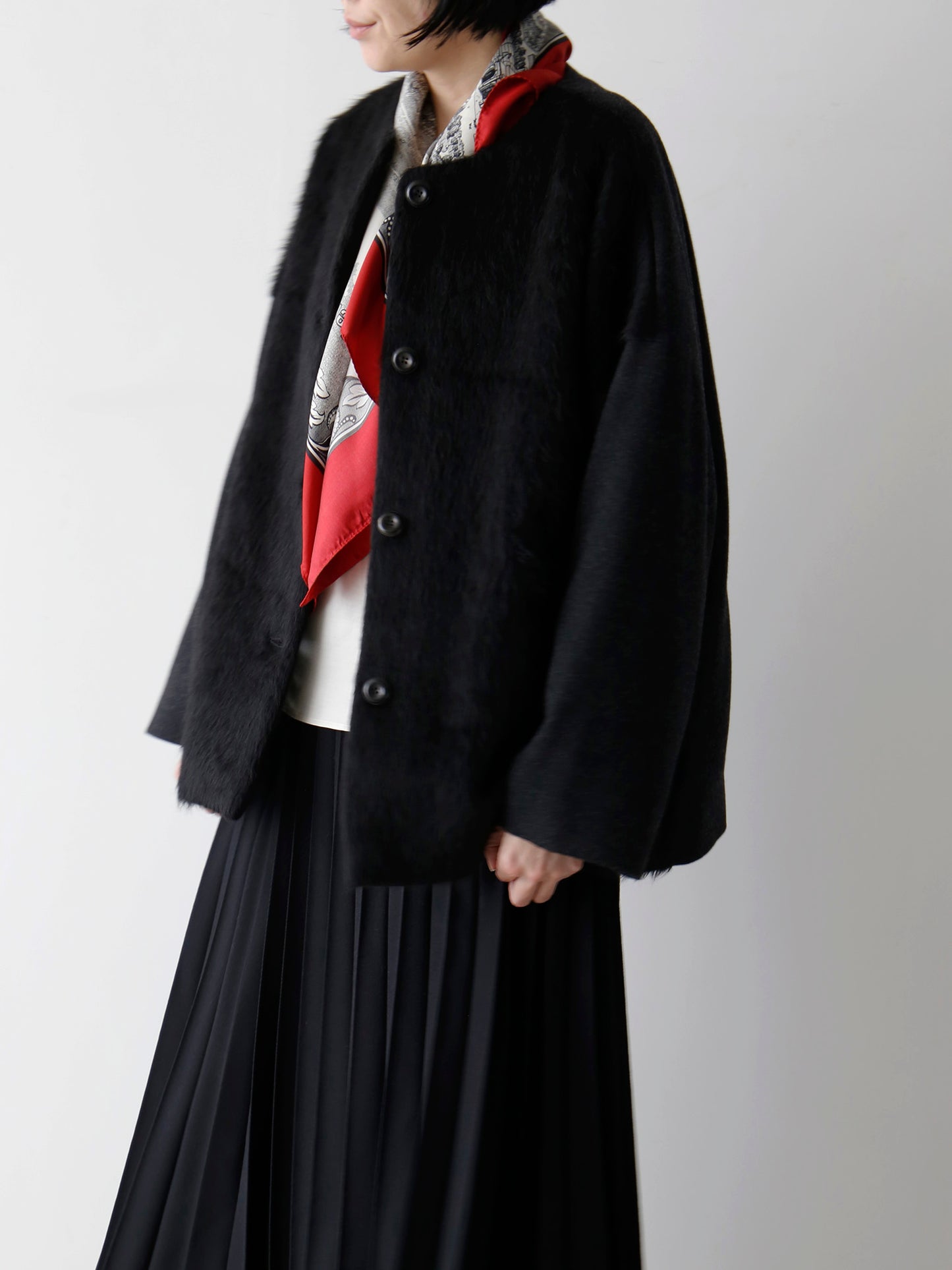 スカーフ：カレ・ド・ヴァンタン（11/14ご紹介予定）（モデル身長166cm）