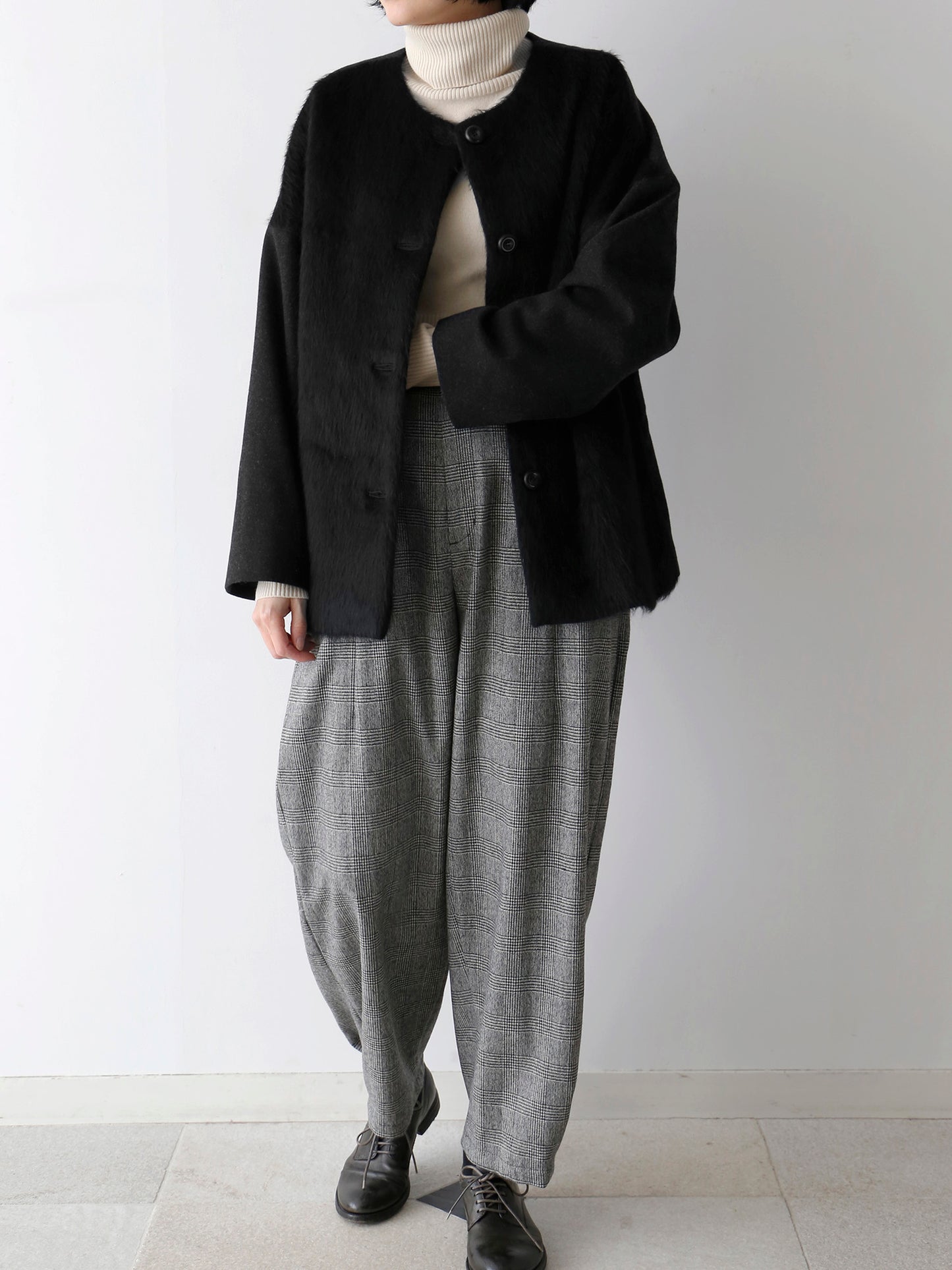 タートルニット：コルルール・トリコ、パンツ：ロラン / グレンチェック、ベルト：サンチュール・クイール3（11月下旬ご紹介）（モデル身長166cm）