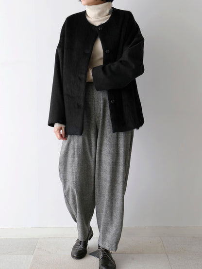 タートルニット：コルルール・トリコ、パンツ：ロラン / グレンチェック、ベルト：サンチュール・クイール3（11月下旬ご紹介）（モデル身長166cm）