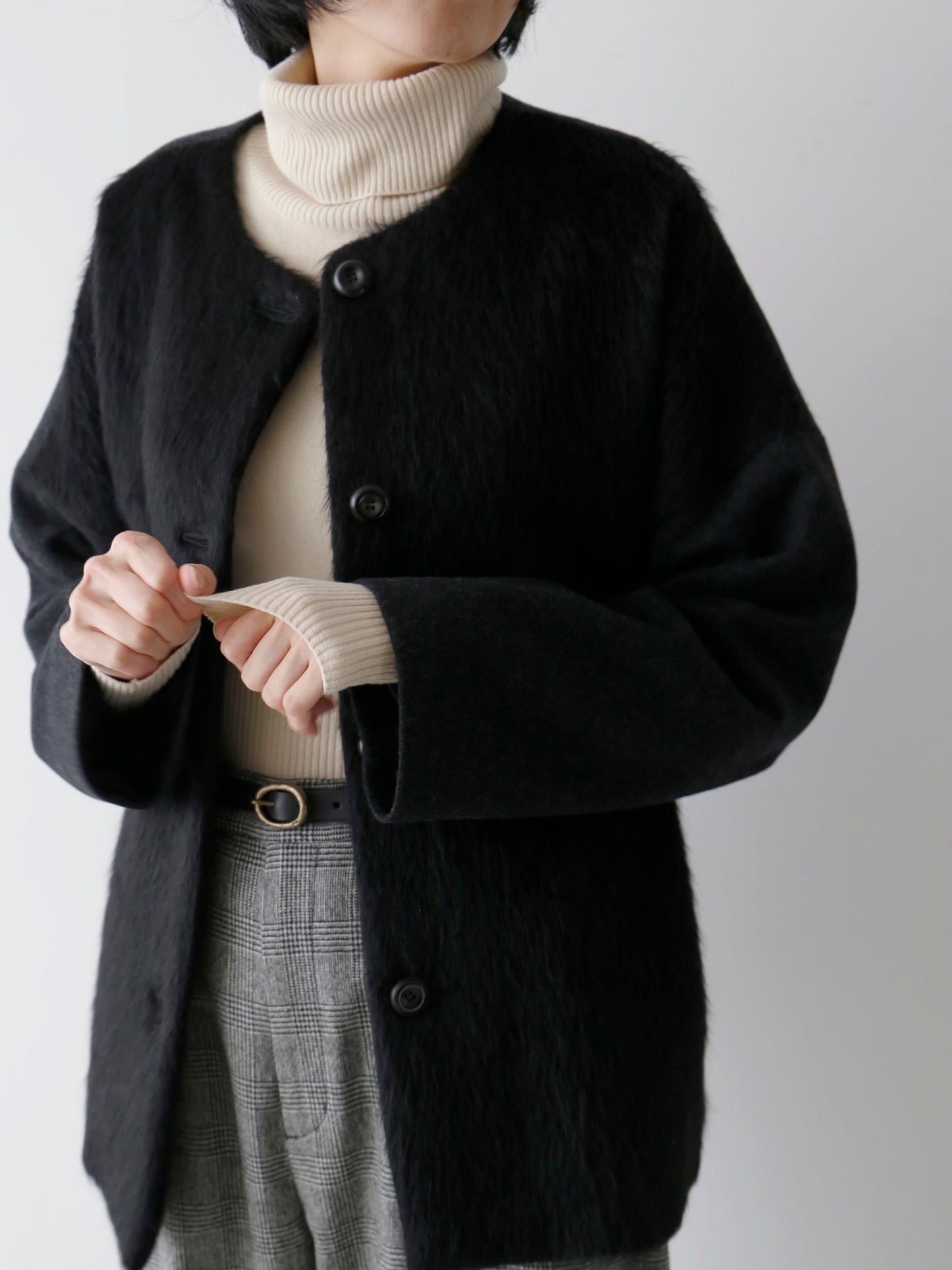 タートルニット：コルルール・トリコ、パンツ：ロラン / グレンチェック、ベルト：サンチュール・クイール3（11月下旬ご紹介）（モデル身長166cm）