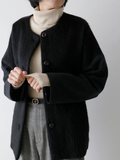 タートルニット：コルルール・トリコ、パンツ：ロラン / グレンチェック、ベルト：サンチュール・クイール3（11月下旬ご紹介）（モデル身長166cm）