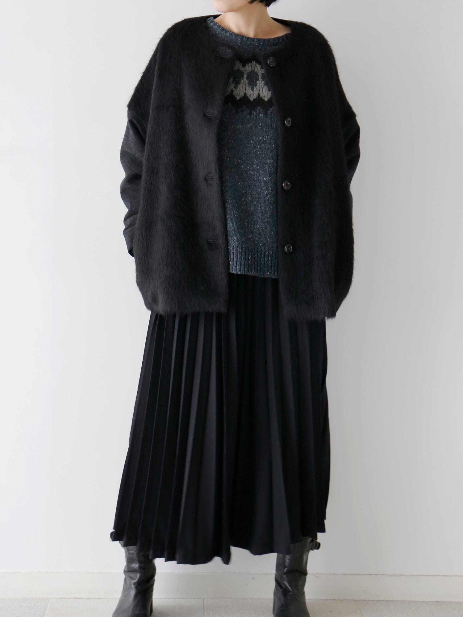 コート：パオラ、スカート：アンナリーナ（モデル身長166cm）