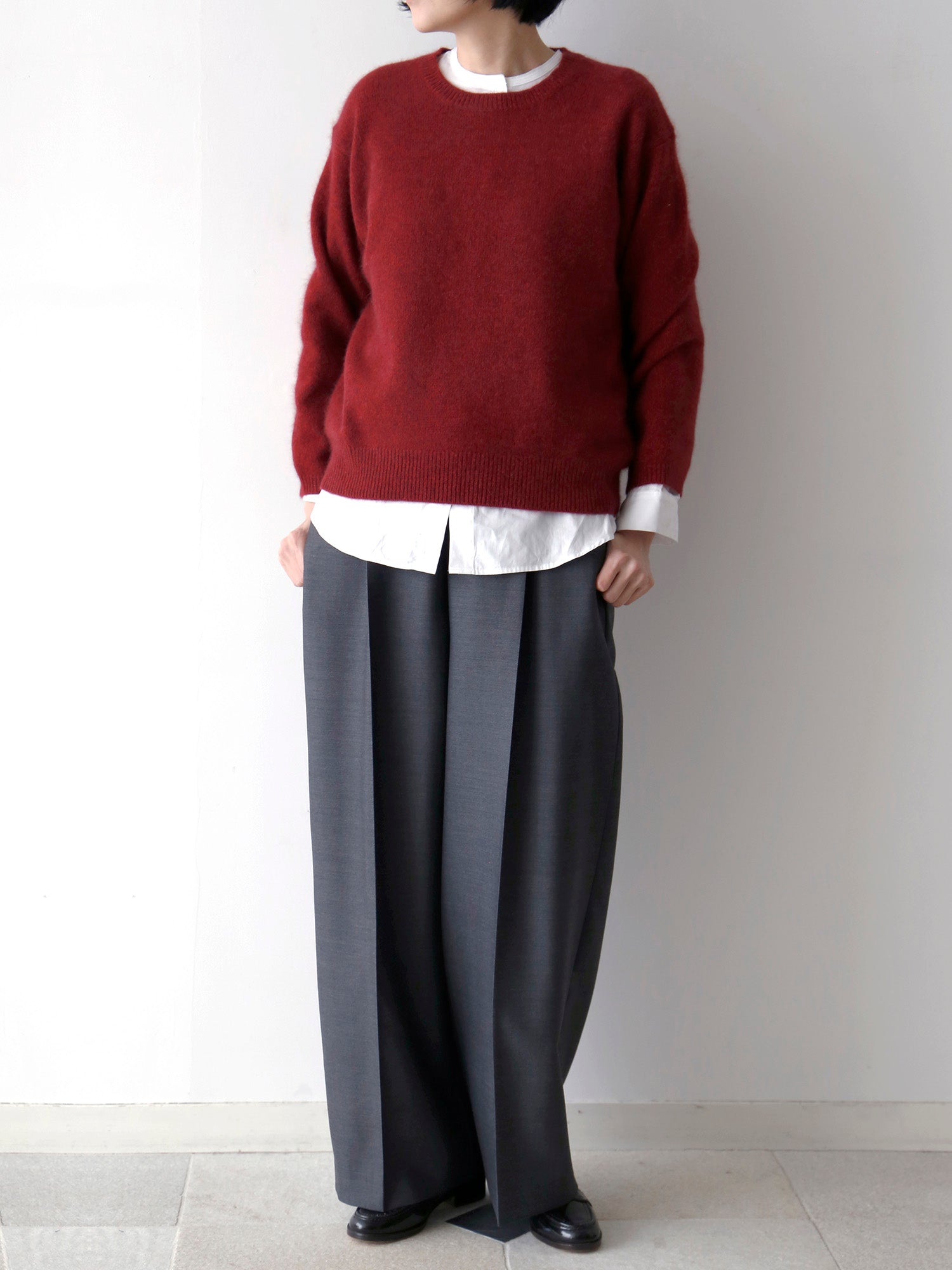 ブラウス：ドニーズ、ニット：ヒューゴ（モデル身長166cm）