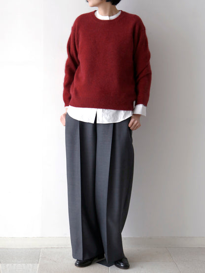 ブラウス：ドニーズ、ニット：ヒューゴ（モデル身長166cm）