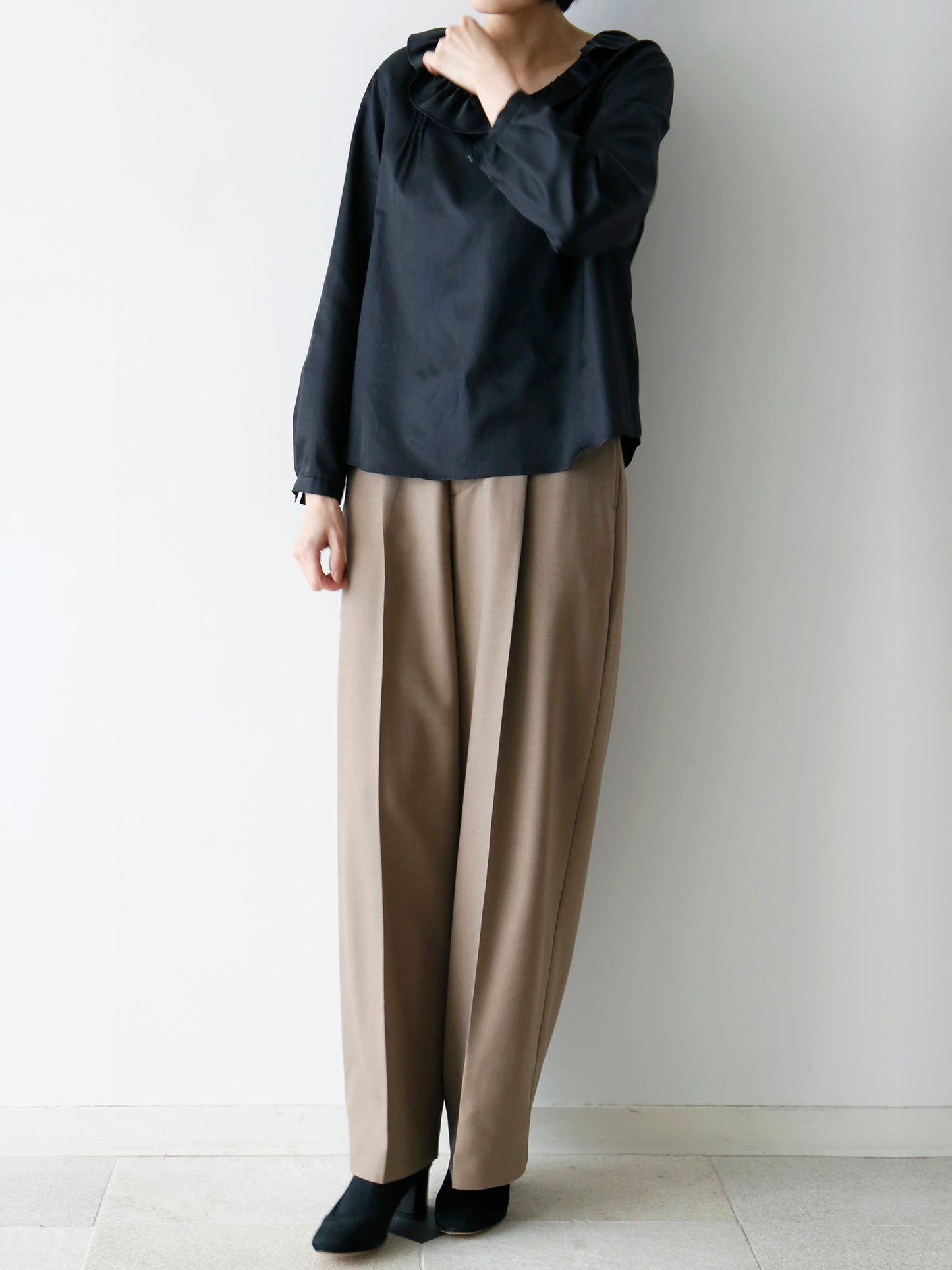 ベージュ（モデル身長166cm）、ブラウス：ナタリア（11月中旬ご紹介予定）