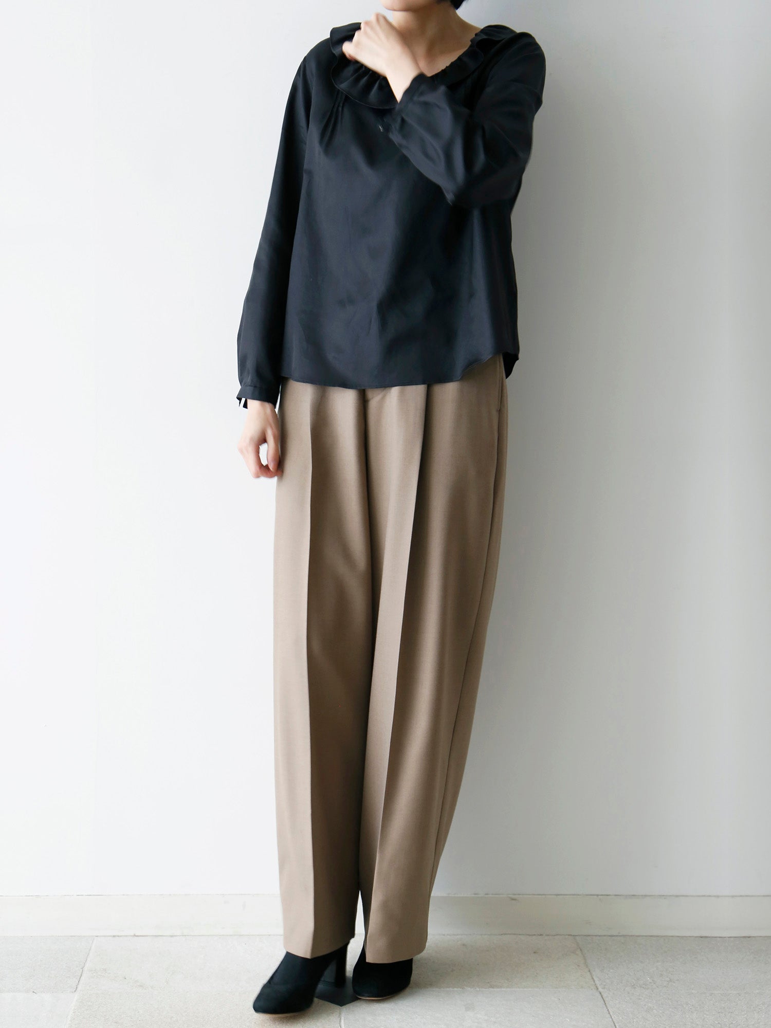 ベージュ（モデル身長166cm）、ブラウス：ナタリア（11月中旬ご紹介予定）