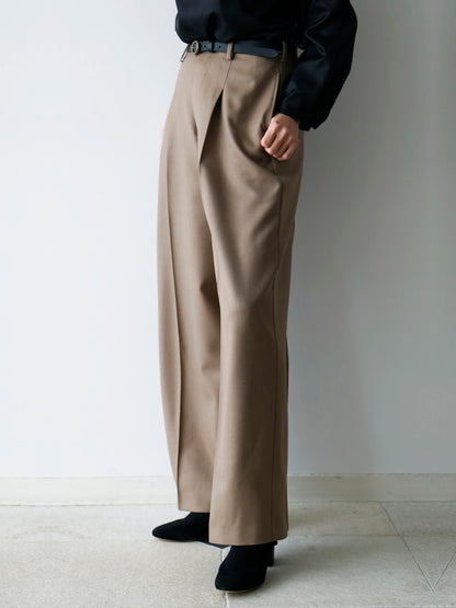 ベージュ（モデル身長166cm）