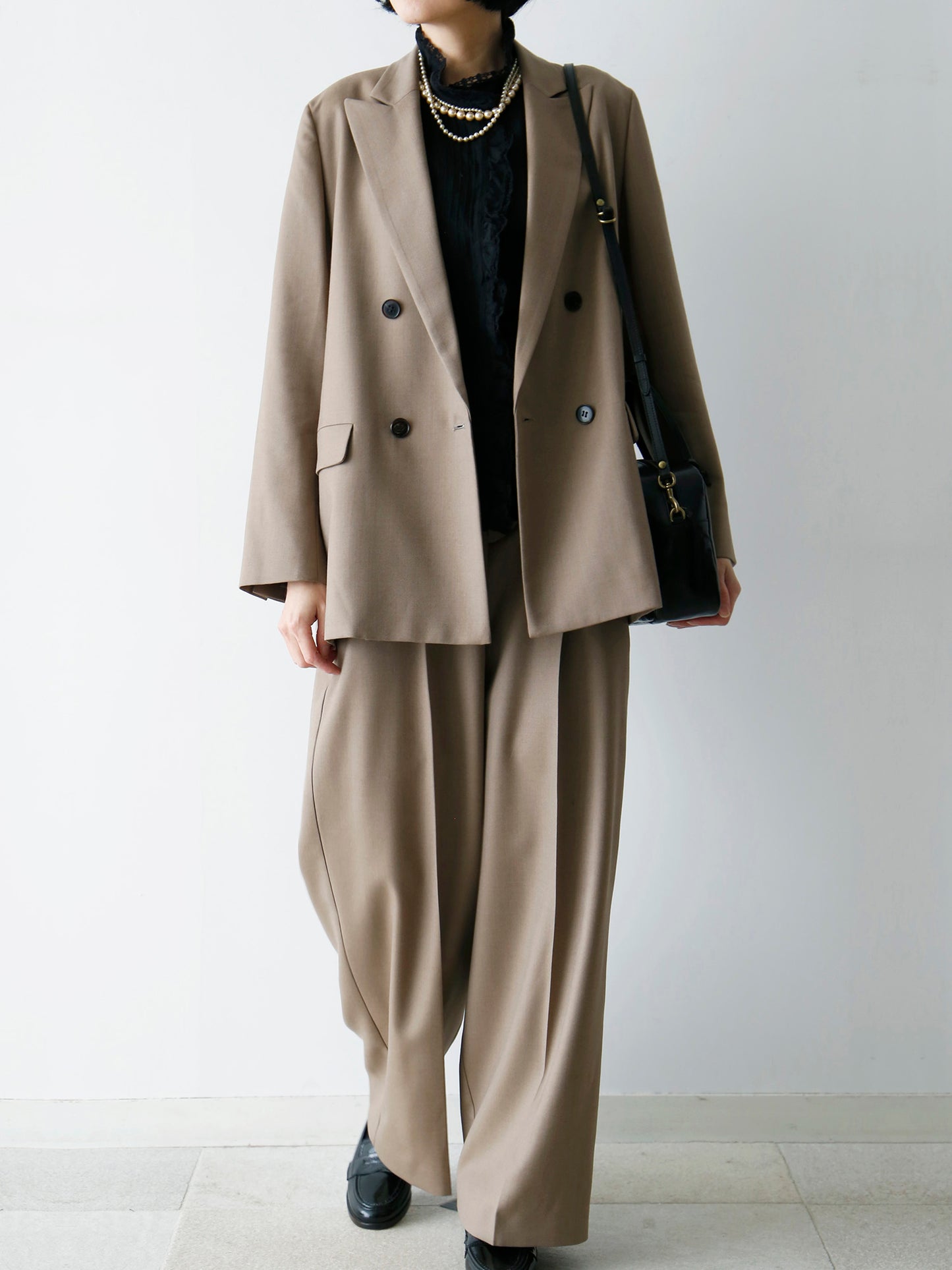 ジャケット：ヴィクトール、ブラウス：エロイーズ（完売）（モデル身長166cm）