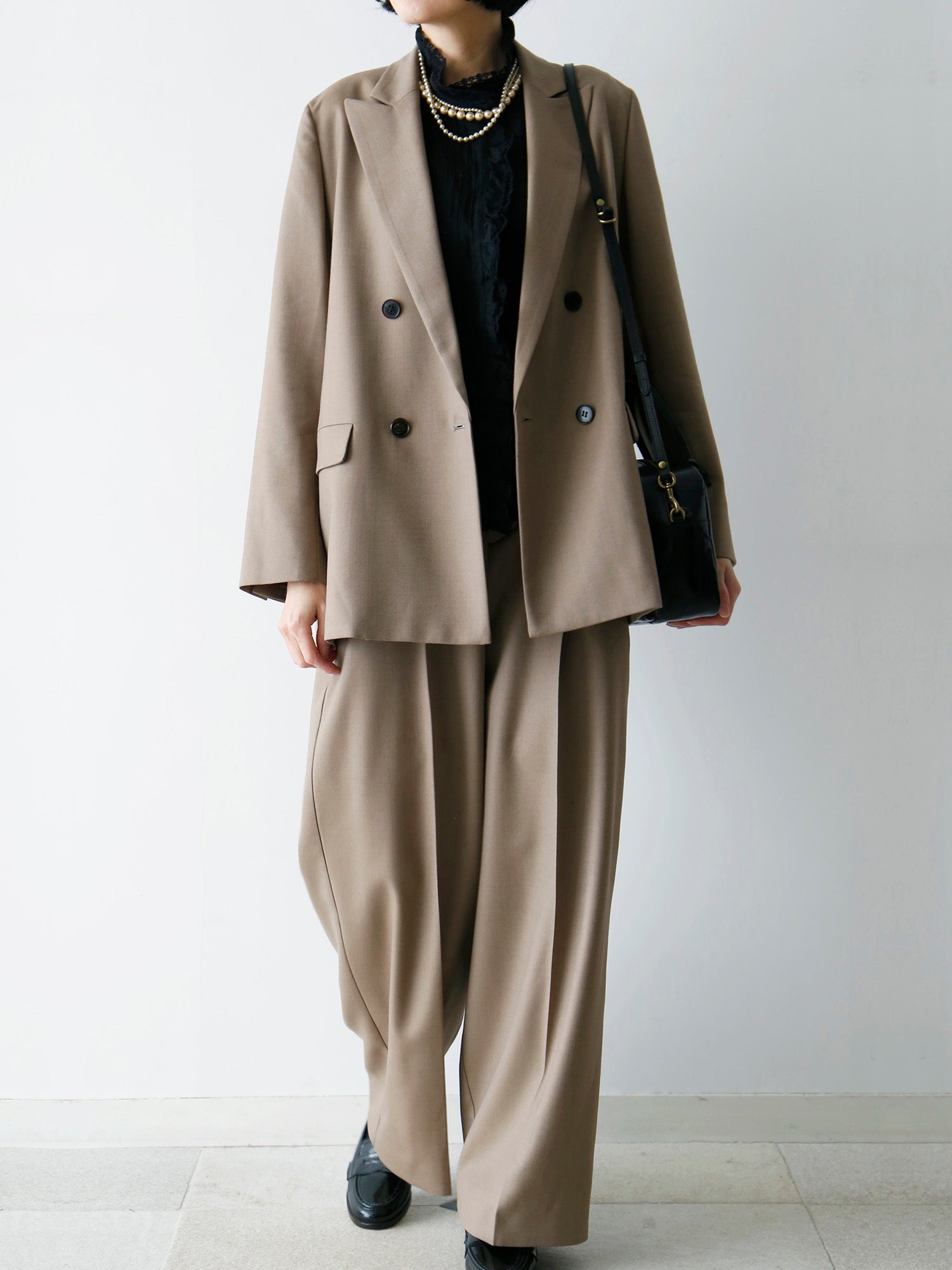 ジャケット：ヴィクトール、ブラウス：エロイーズ（完売）（モデル身長166cm）