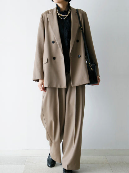 ジャケット：ヴィクトール、ブラウス：エロイーズ（完売）（モデル身長166cm）