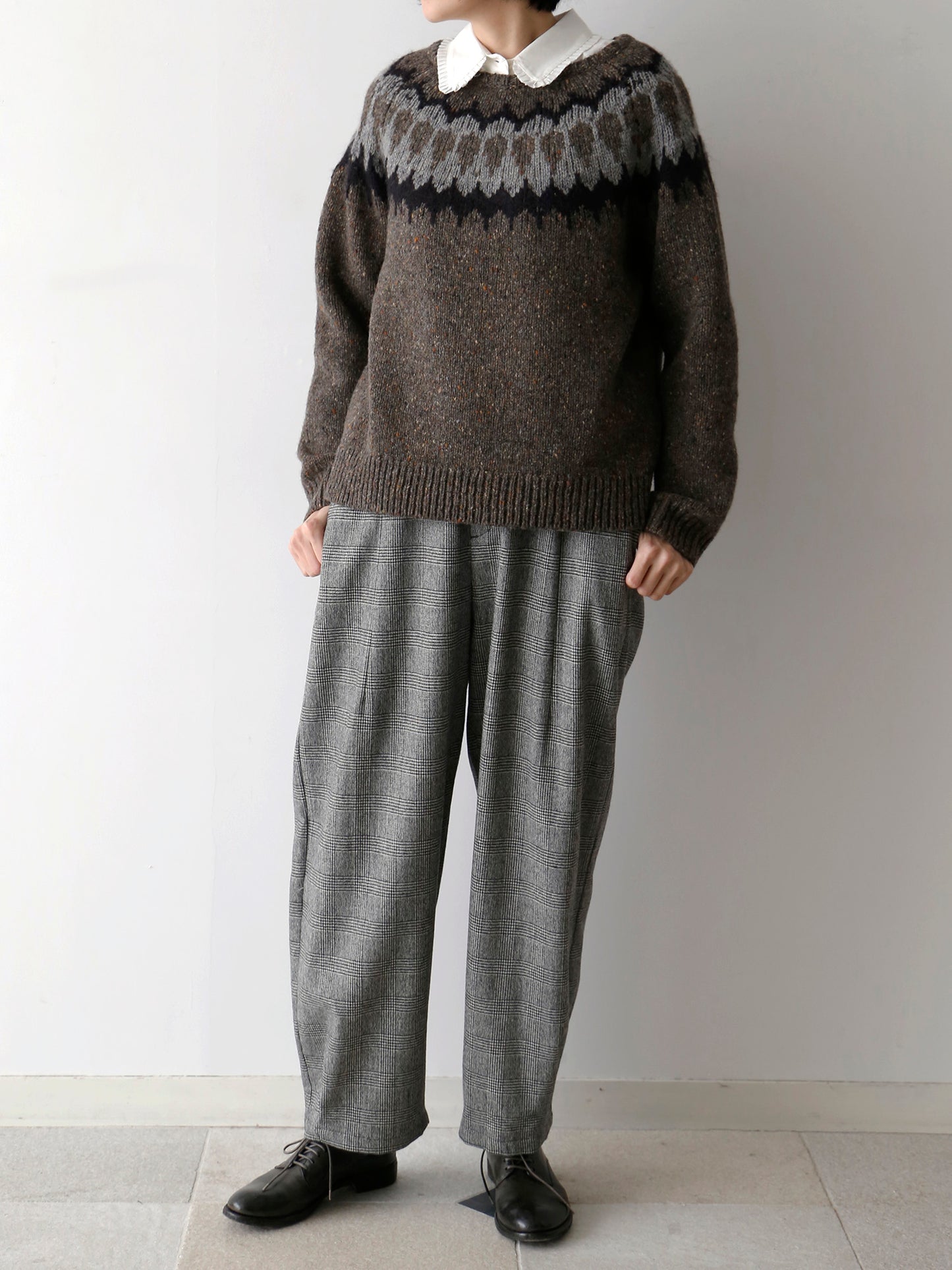 ブラウス：アンセルム 、パンツ：ロラン（モデル身長166cm）