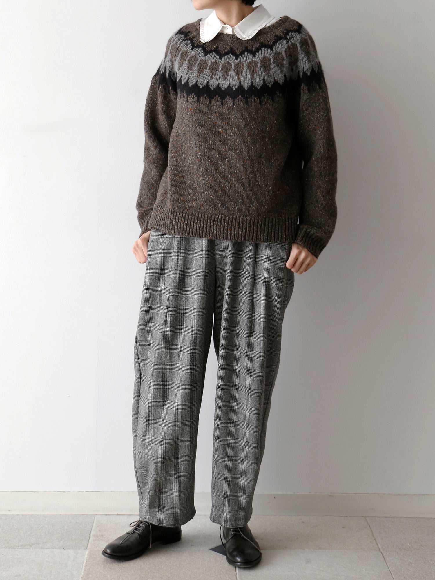 ブラウス：アンセルム 、パンツ：ロラン（モデル身長166cm）