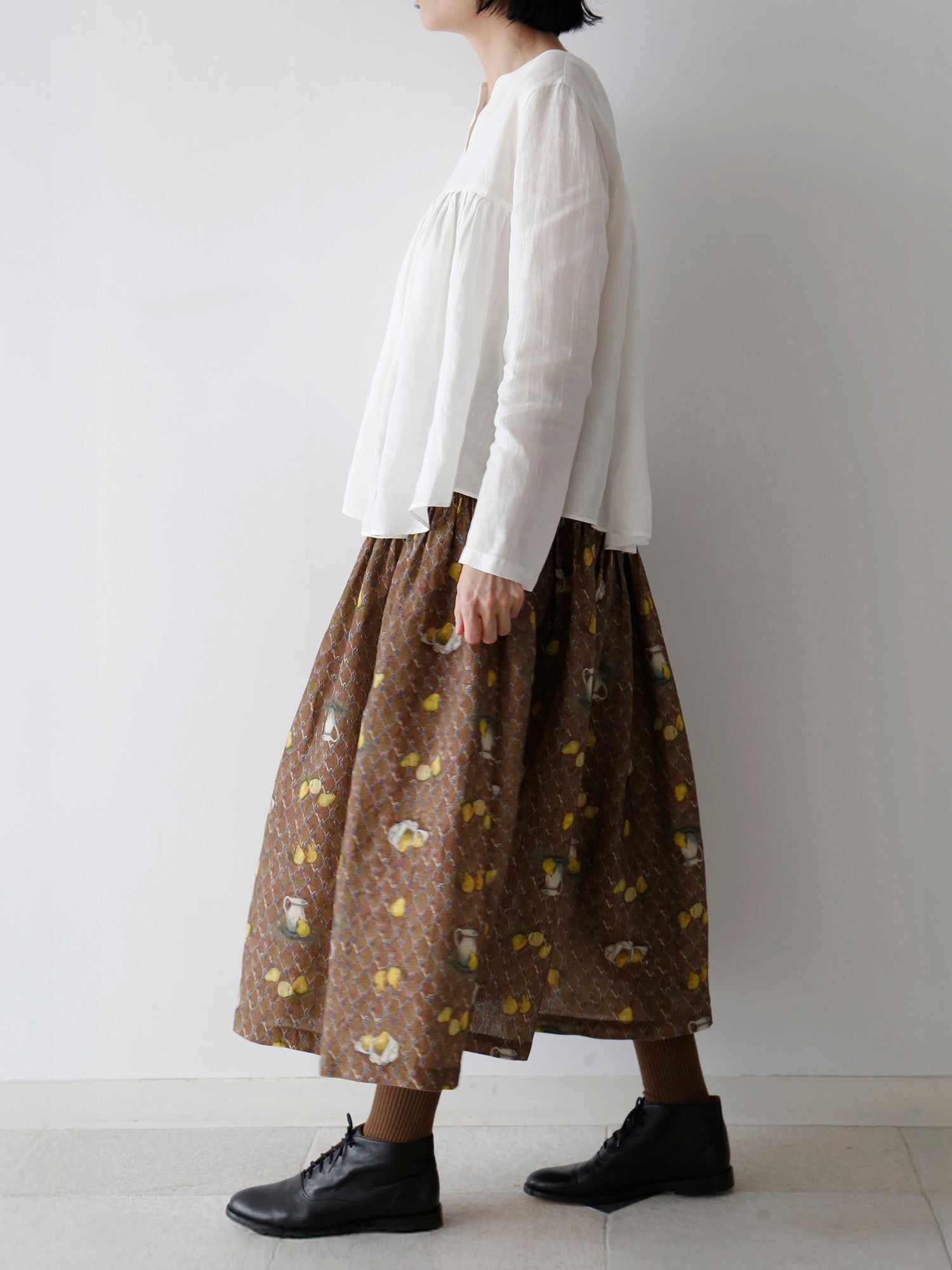 ブラウス：エミリン