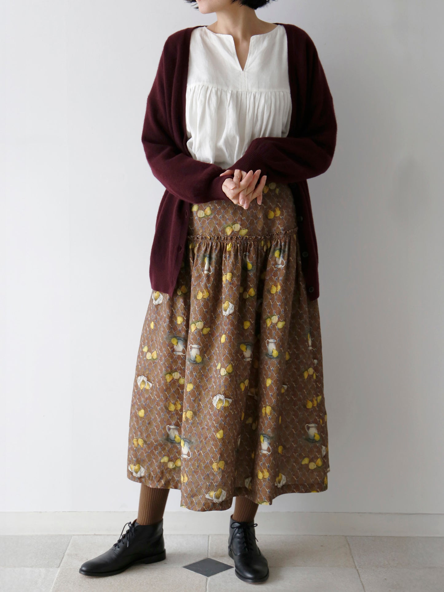 ブラウス：エミリン、スカート：オンディーヌ / レ・ポワール