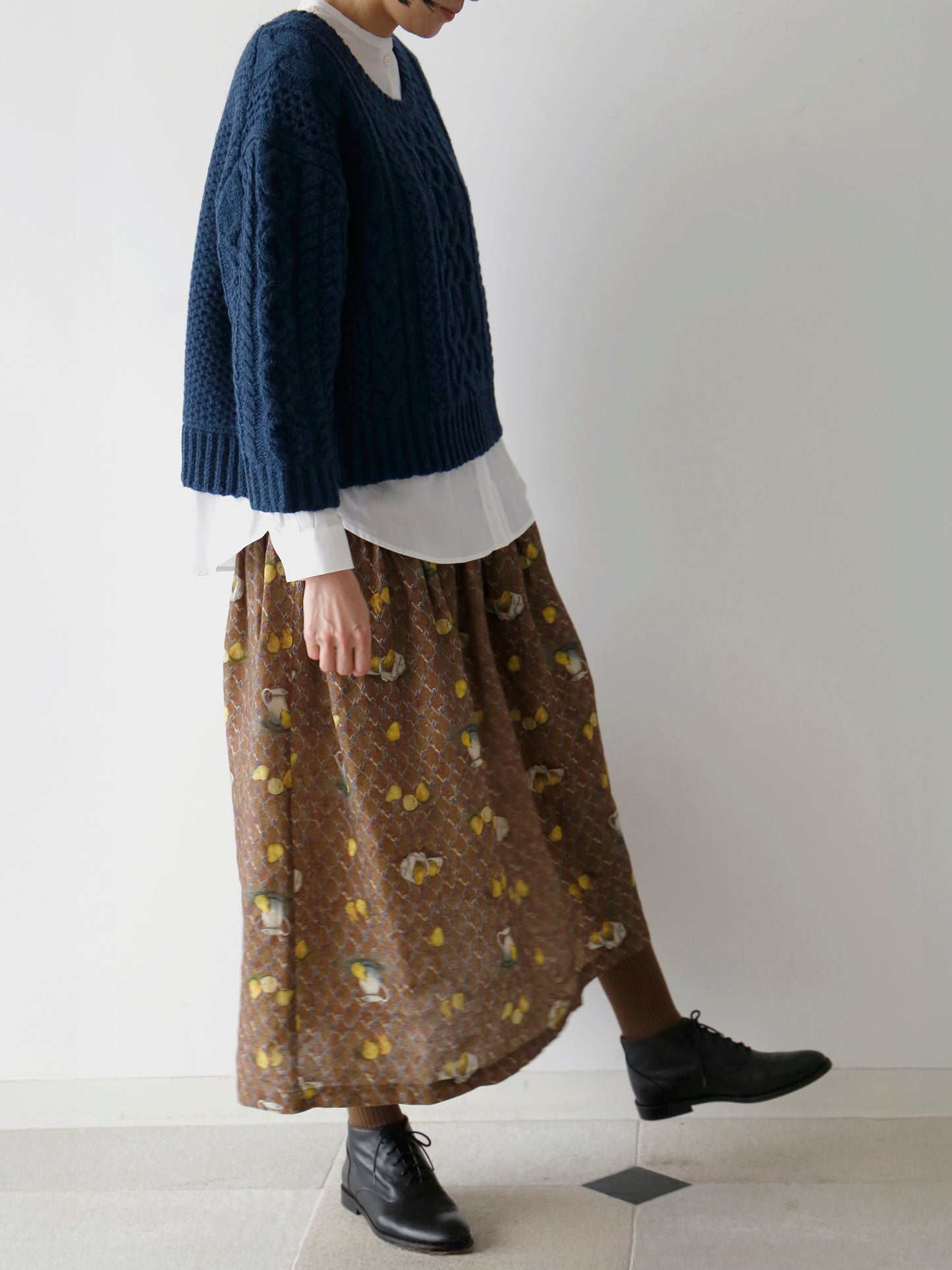 ブラウス：ドニーズ、スカート：オンディーヌ / レ・ポワール