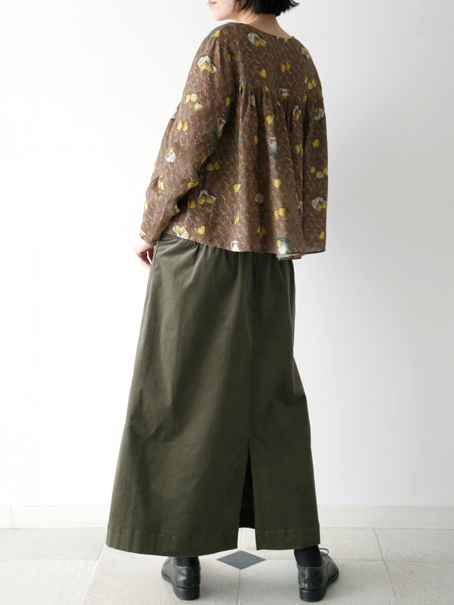 カキ38着用（モデル身長166cm）ブラウス：エミリン / レ・ポワール