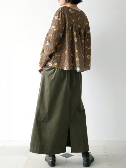 カキ38着用（モデル身長166cm）ブラウス：エミリン / レ・ポワール