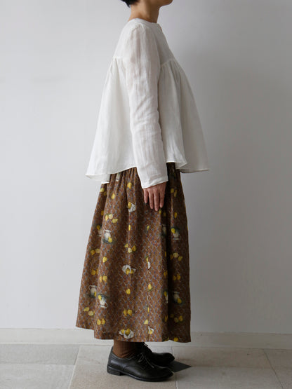 ブラウス：エミリン