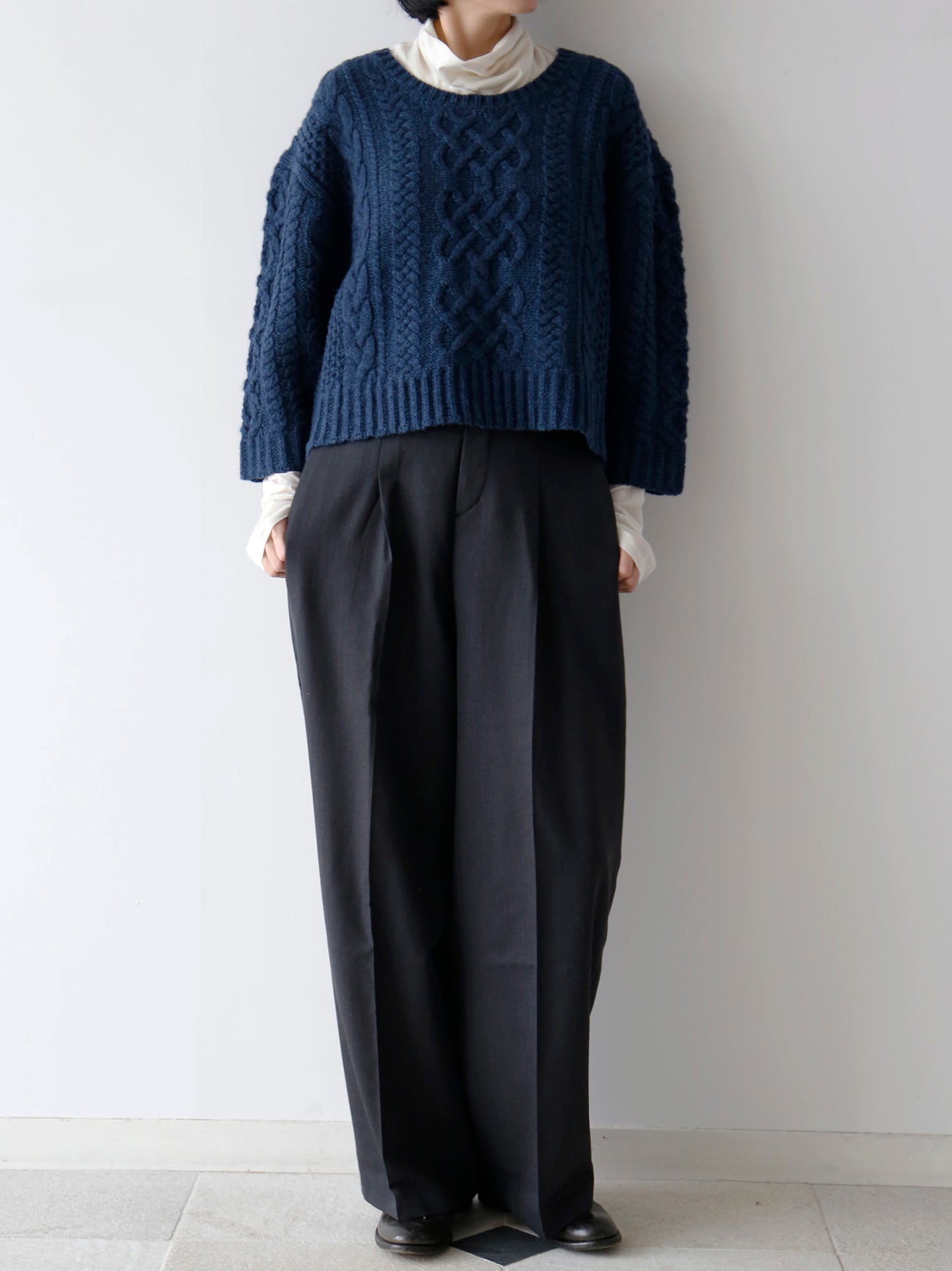 カットソー：HÉRNI No.31 タートルネックロングスリーブ、ニット：ジョン（モデル身長166cm）