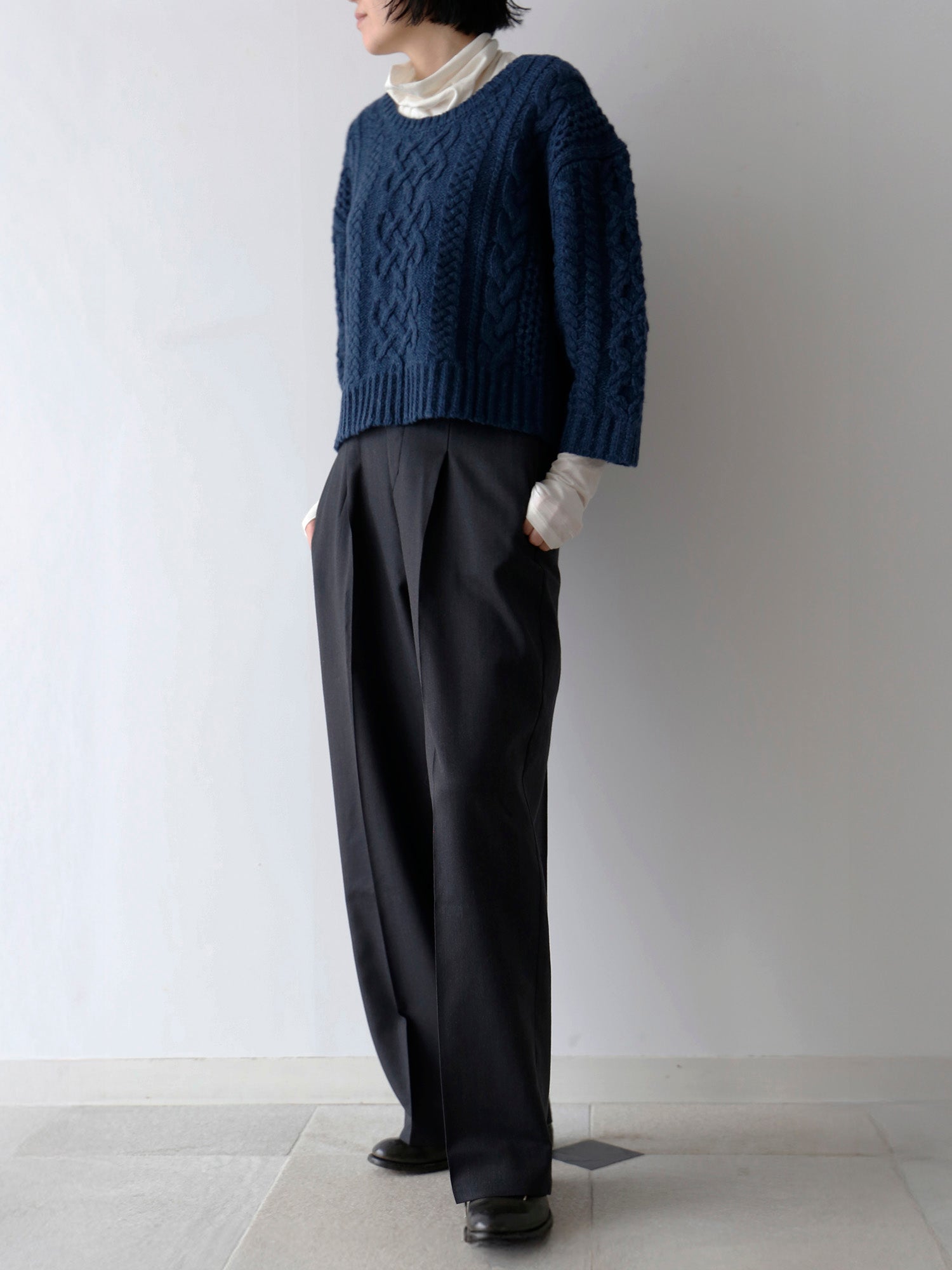 カットソー：HÉRNI No.31 タートルネックロングスリーブ、パンツ：レモンド（10月下旬ご紹介予定）