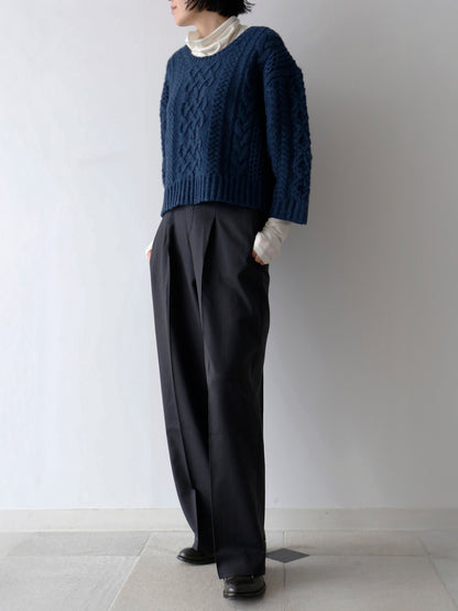 カットソー：HÉRNI No.31 タートルネックロングスリーブ、パンツ：レモンド（10月下旬ご紹介予定）