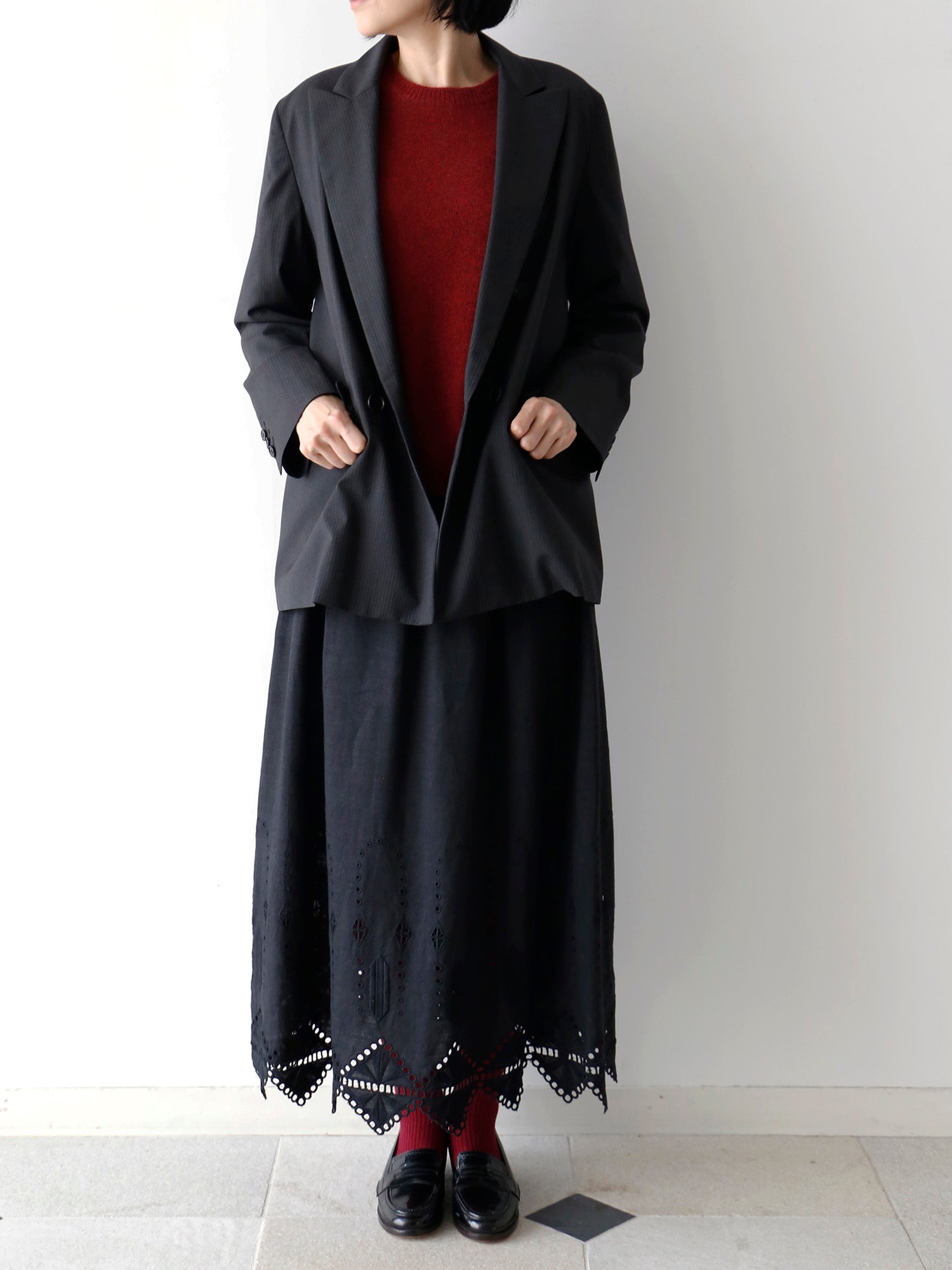 ノアール（モデル身長166cm）、ジャケット：ヴィクトール、ニット：ヒューゴ