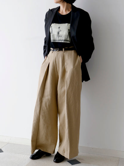 Tシャツ：ヴァカンス、ジャケット：ヴィクトール、（モデル身長166cm）