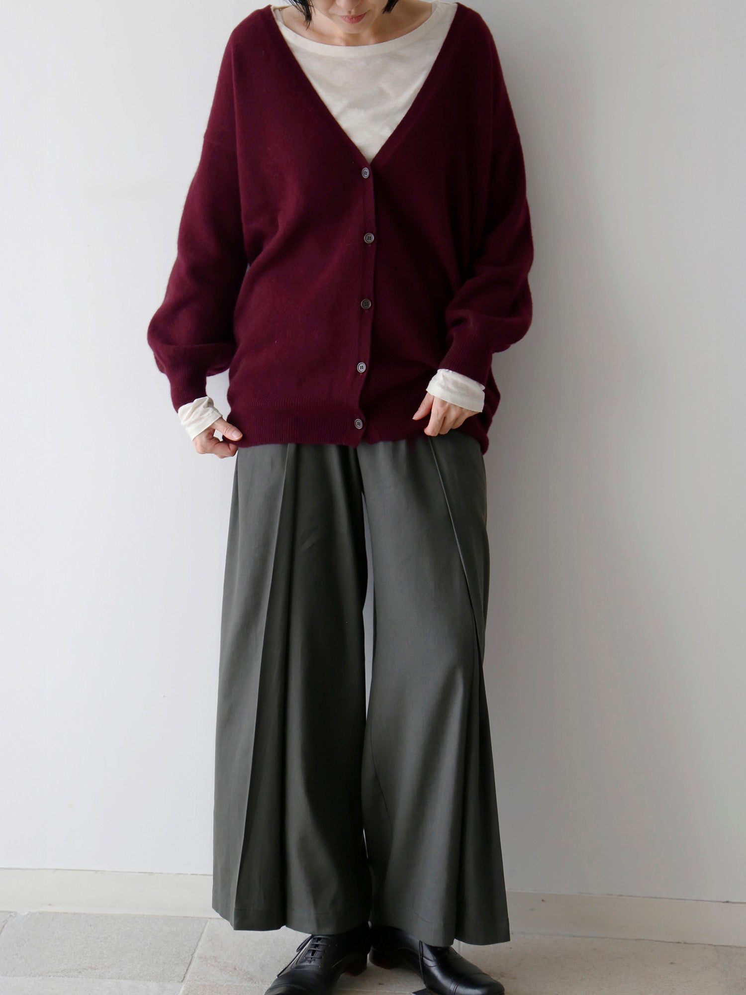カットソー：HÉRNI No.30 ロングスリーブ、カーディガン：バスチアン（モデル身長166cm）