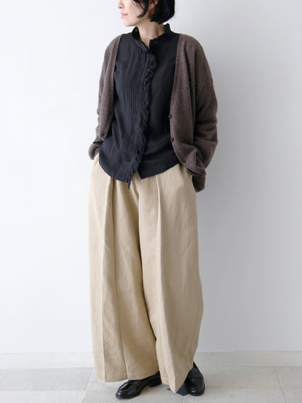 ブラウス：エロイーズ、パンツ：コリー（10月ご紹介予定）