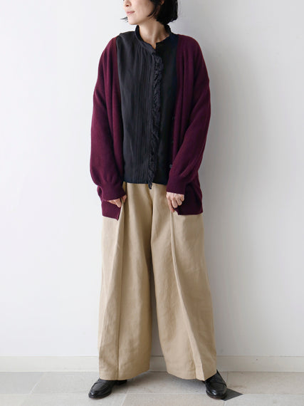 ブラウス：エロイーズ、パンツ：コリー（10月ご紹介予定）