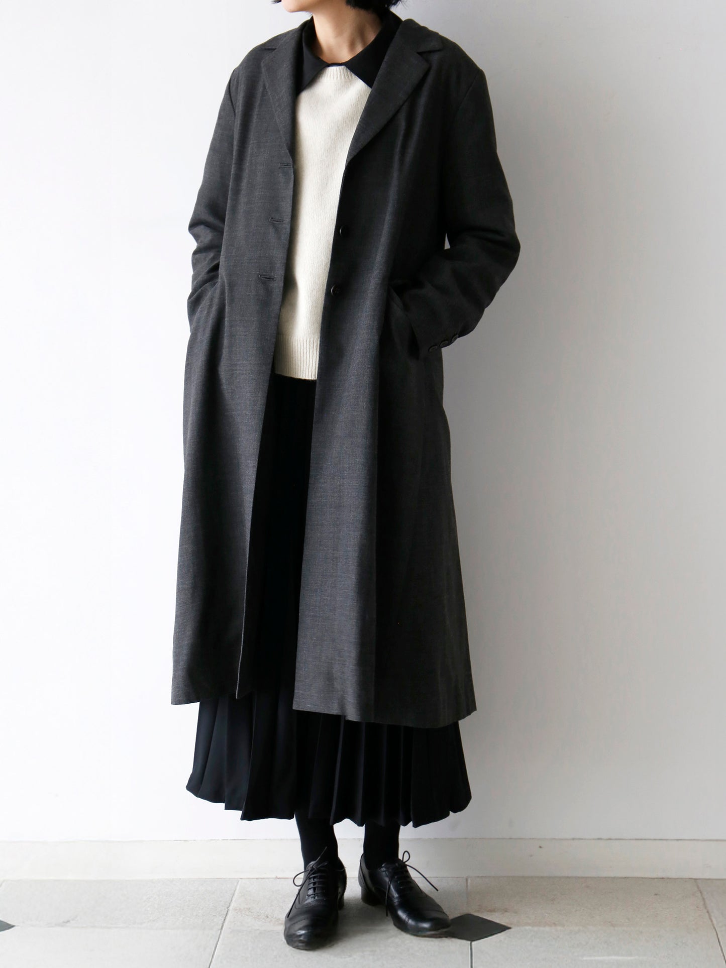 ブラウス：エルザ、ニット：ヒューゴ、スカート：アンナリーナ（モデル身長166cm）