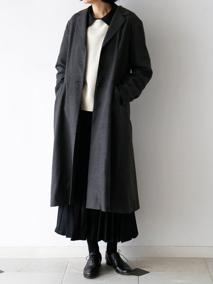 ブラウス：エルザ、ニット：ヒューゴ、スカート：アンナリーナ（モデル身長166cm）