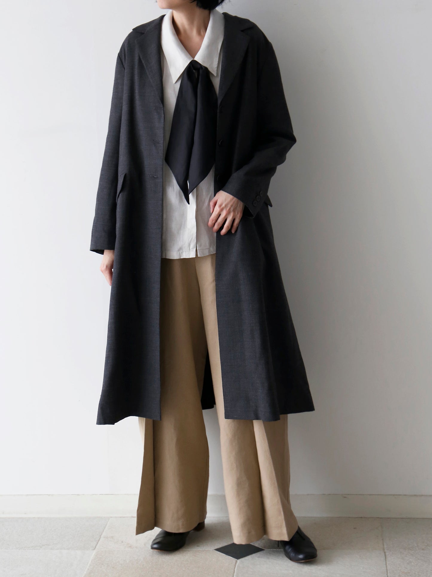 ブラウス：ウラリー、パンツ：コリー（モデル身長166cm）