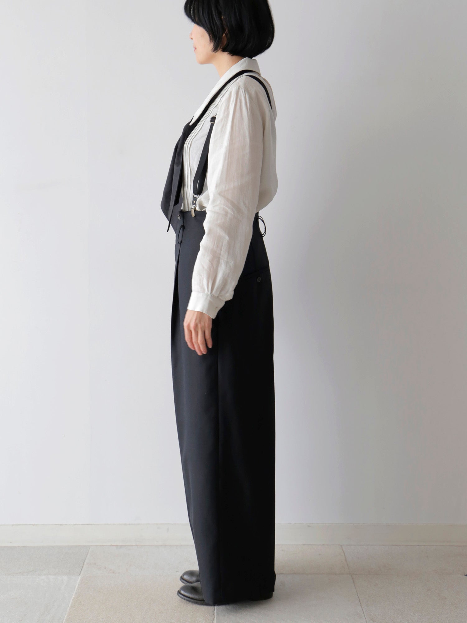 ブラウス：ウラリー、サスペンダー：ブルテル・マルソー（モデル身長166cm）