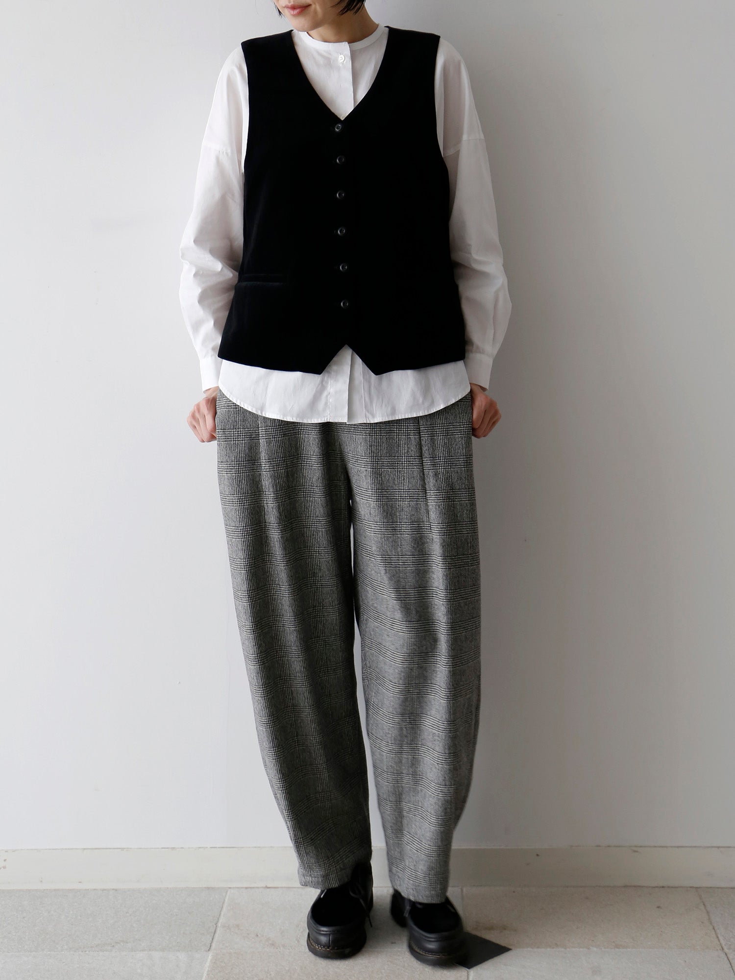 ブラウス：ドニーズ、ジレ：リュドヴィック（モデル身長166cm）