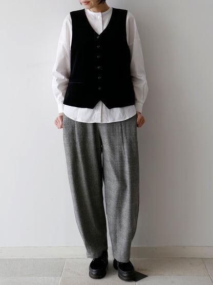 ブラウス：ドニーズ、パンツ：ロラン/グレンチェック（モデル身長166cm）