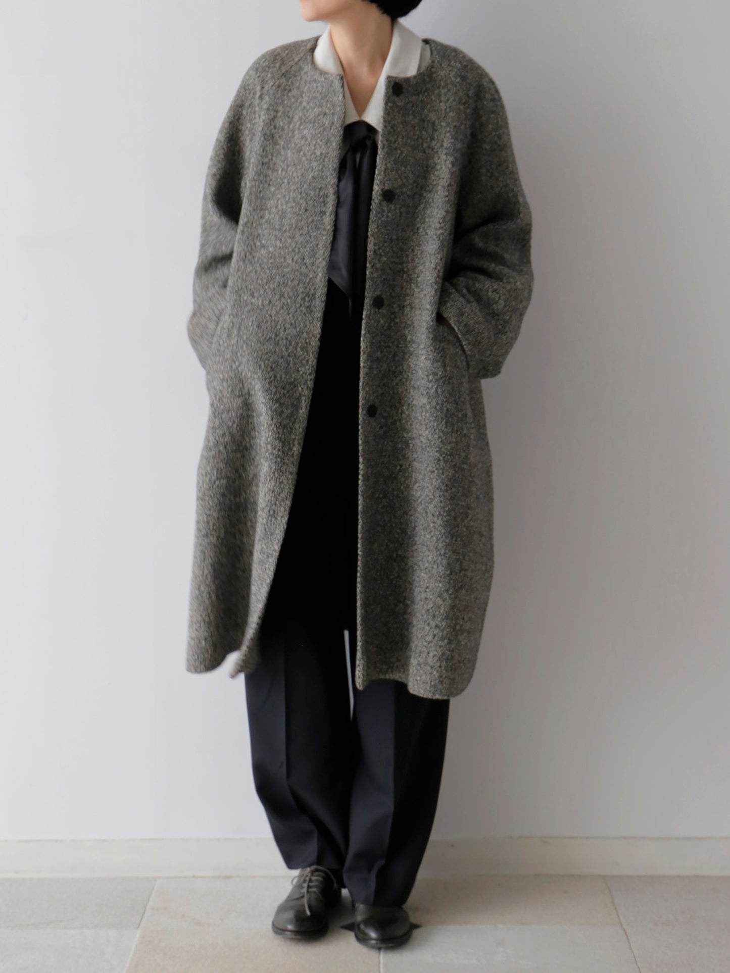 ブラウス：ウラリー、コート：ヴァレンティナ（モデル身長166cm）