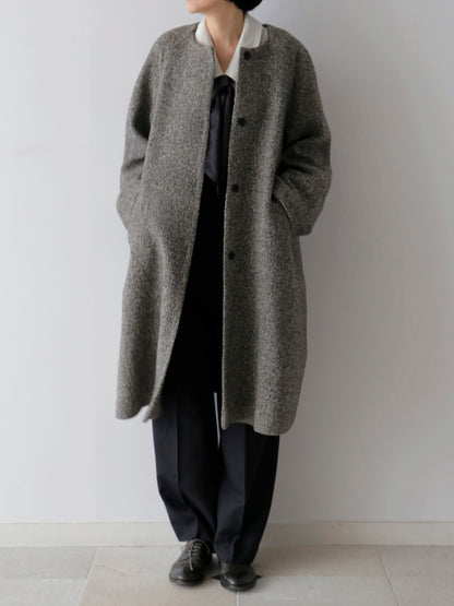 ブラウス：ウラリー、コート：ヴァレンティナ（モデル身長166cm）