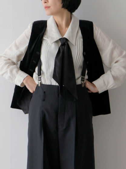 ブラウス：ウラリー、ジレ：リュドヴィック（モデル身長166cm）