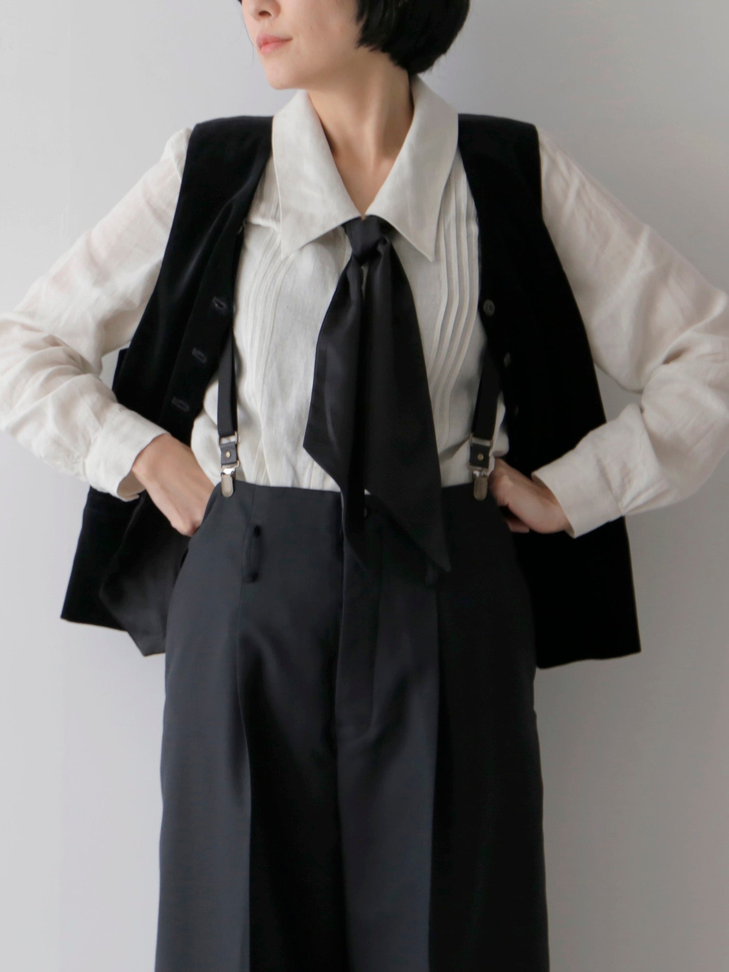 ブラウス：ウラリー、ジレ：リュドヴィック、パンツ：ヘンリー（モデル身長166cm）