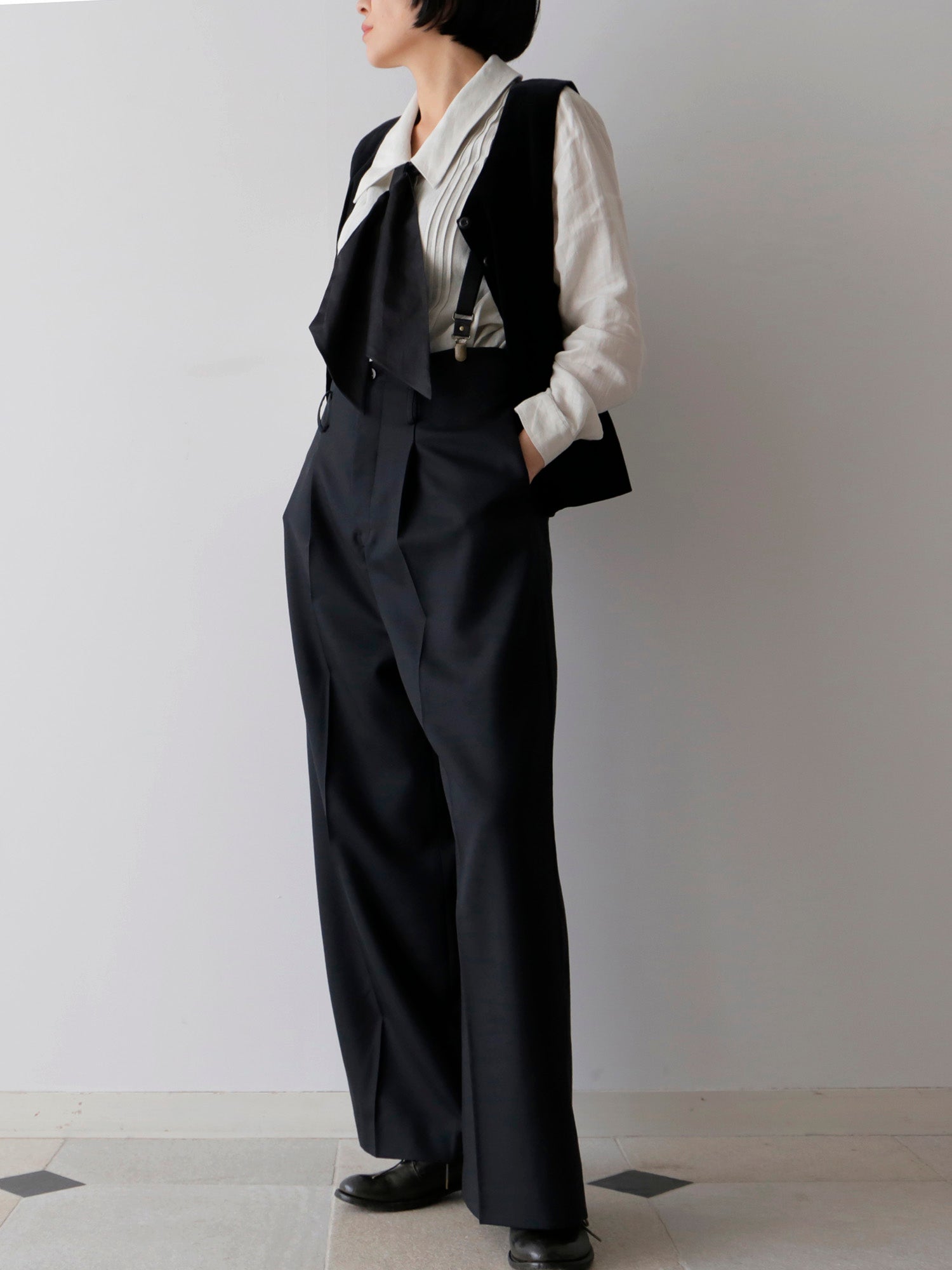 ブラウス：ウラリー、ジレ：リュドヴィック（モデル身長166cm）