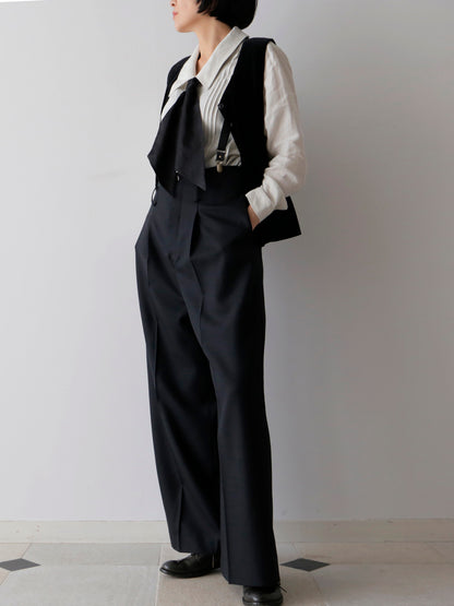 ブラウス：ウラリー、ジレ：リュドヴィック、サスペンダー：ブルテル・マルソー（モデル身長166cm）