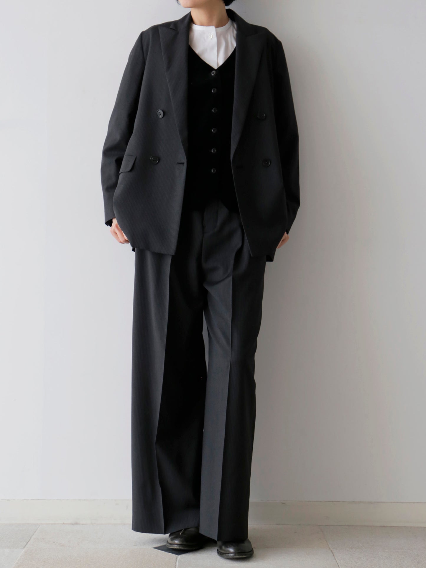 ブラウス：ドニーズ、ジレ：リュドヴィック、ジャケット：ヴィクトール（モデル身長166cm）