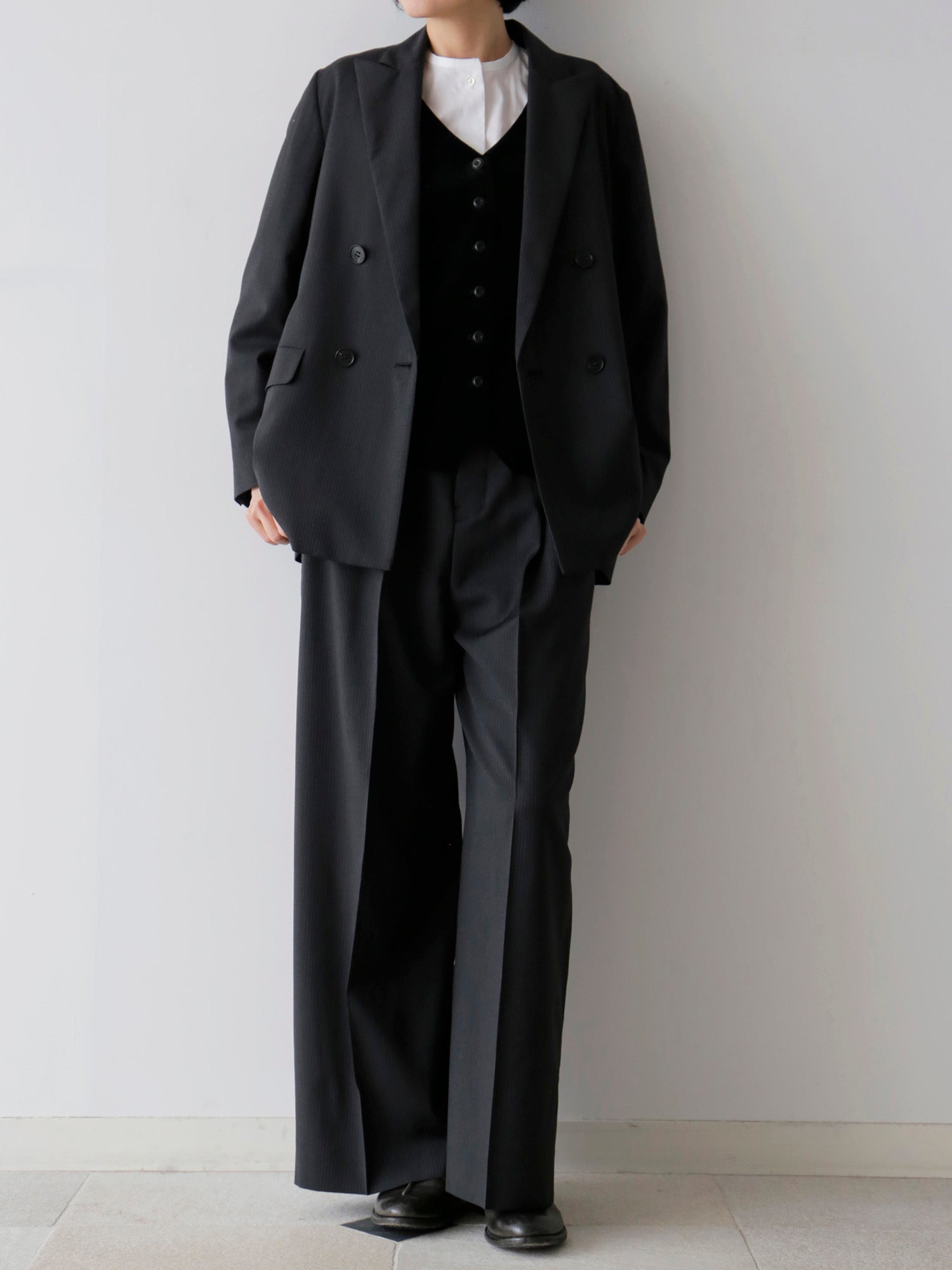 ブラウス：ドニーズ、ジレ：リュドヴィック、ジャケット：ヴィクトール（モデル身長166cm）