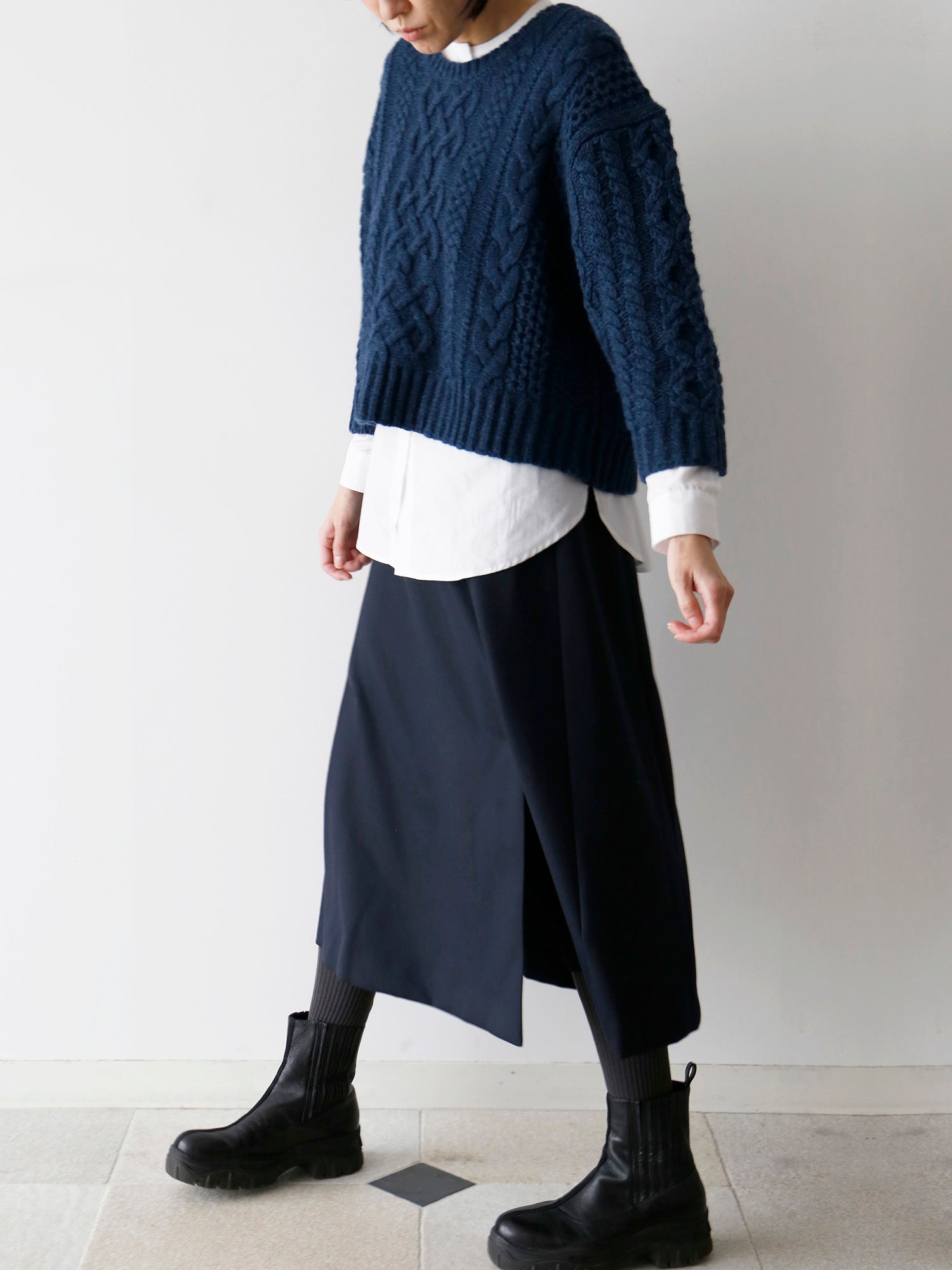 ブラウス：ドニーズ、スカート：ジーナ