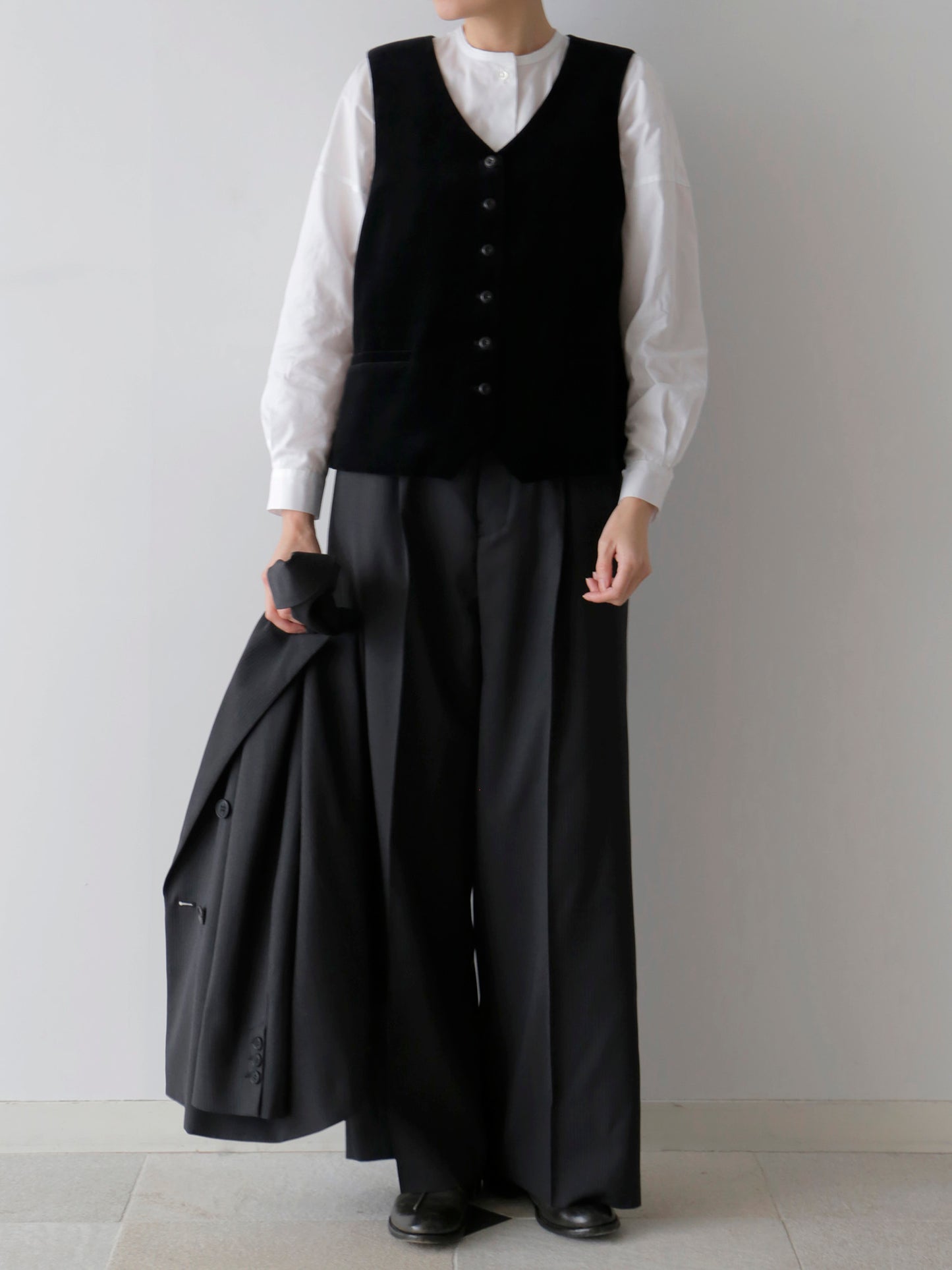 ブラウス：ドニーズ、ジレ：リュドヴィック、ジャケット：ヴィクトール（モデル身長166cm）