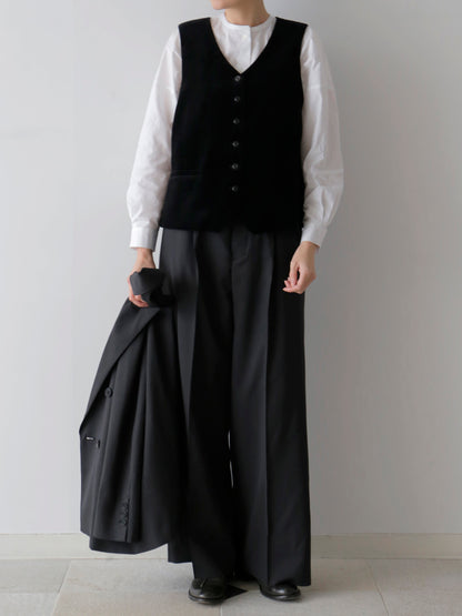 ブラウス：ドニーズ、ジレ：リュドヴィック、ジャケット：ヴィクトール（モデル身長166cm）